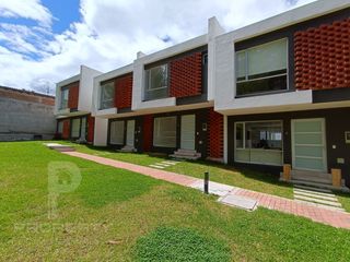 Foto 1 de Casa en venta 3 dormitorios Valle de los Chillos CRÉDITO VIP Con Piscina. Conocoto La Salle.