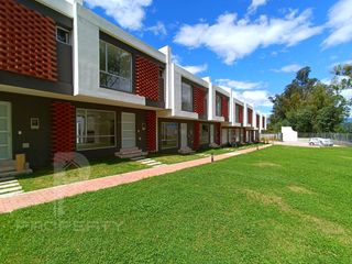 Foto 2 de Casa en venta 3 dormitorios Valle de los Chillos CRÉDITO VIP Con Piscina. Conocoto La Salle.