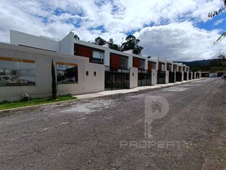 Foto 17 de Casa en venta 3 dormitorios Valle de los Chillos CRÉDITO VIP Con Piscina. Conocoto La Salle.