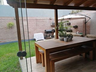 Foto 2 de Oferta! Vendo hermosa casa remodelada en calle residencial en San Borja !