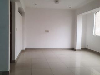 Foto 1 de ¡OPORTUNIDAD ÚNICA!  Se Vende Amplio Departamento en el Segundo Piso, Ubicado En Una Excelente Zona De San Juan De Miraflores,