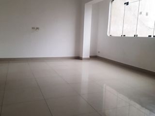 Foto 2 de ¡OPORTUNIDAD ÚNICA!  Se Vende Amplio Departamento en el Segundo Piso, Ubicado En Una Excelente Zona De San Juan De Miraflores,