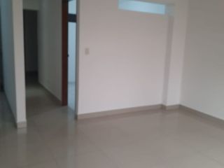 Foto 3 de ¡OPORTUNIDAD ÚNICA!  Se Vende Amplio Departamento en el Segundo Piso, Ubicado En Una Excelente Zona De San Juan De Miraflores,