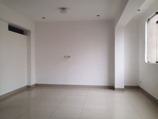 Foto 24 de ¡OPORTUNIDAD ÚNICA!  Se Vende Amplio Departamento en el Segundo Piso, Ubicado En Una Excelente Zona De San Juan De Miraflores,