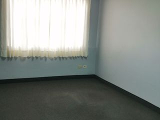 Foto 3 de Amplia Oficina en Alquiler en San Borja con Estacionamiento, Lista para Ocupar