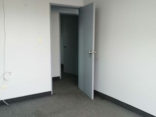 Foto 4 de Amplia Oficina en Alquiler en San Borja con Estacionamiento, Lista para Ocupar