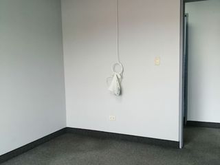 Foto 5 de Amplia Oficina en Alquiler en San Borja con Estacionamiento, Lista para Ocupar