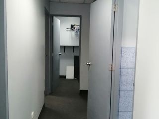 Foto 6 de Amplia Oficina en Alquiler en San Borja con Estacionamiento, Lista para Ocupar