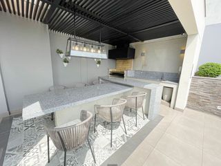 Foto 9 de Venta de Departamento Dos Dormitorios, Cochera, en Barranco Límite con Miraflores