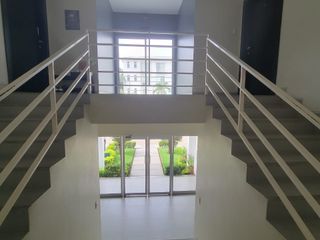 EN VENTA AMPLIO DEPARTAMENTO REMODELADO EN PLANTA ALTA EN URBANIZACION SINGAPUR KM. 5 VÍA SAMBORONDÓN