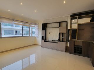 EN VENTA AMPLIO DEPARTAMENTO REMODELADO EN PLANTA ALTA EN URBANIZACION SINGAPUR KM. 5 VÍA SAMBORONDÓN