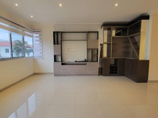 EN VENTA AMPLIO DEPARTAMENTO REMODELADO EN PLANTA ALTA EN URBANIZACION SINGAPUR KM. 5 VÍA SAMBORONDÓN