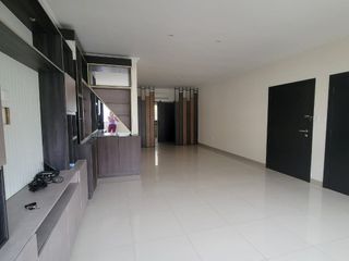 EN VENTA AMPLIO DEPARTAMENTO REMODELADO EN PLANTA ALTA EN URBANIZACION SINGAPUR KM. 5 VÍA SAMBORONDÓN