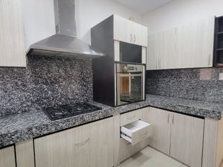 EN VENTA AMPLIO DEPARTAMENTO REMODELADO EN PLANTA ALTA EN URBANIZACION SINGAPUR KM. 5 VÍA SAMBORONDÓN