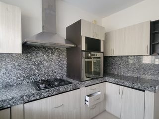 EN VENTA AMPLIO DEPARTAMENTO REMODELADO EN PLANTA ALTA EN URBANIZACION SINGAPUR KM. 5 VÍA SAMBORONDÓN