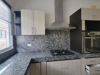 EN VENTA AMPLIO DEPARTAMENTO REMODELADO EN PLANTA ALTA EN URBANIZACION SINGAPUR KM. 5 VÍA SAMBORONDÓN