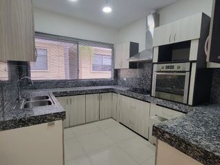 EN VENTA AMPLIO DEPARTAMENTO REMODELADO EN PLANTA ALTA EN URBANIZACION SINGAPUR KM. 5 VÍA SAMBORONDÓN