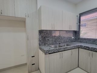 EN VENTA AMPLIO DEPARTAMENTO REMODELADO EN PLANTA ALTA EN URBANIZACION SINGAPUR KM. 5 VÍA SAMBORONDÓN