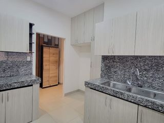 EN VENTA AMPLIO DEPARTAMENTO REMODELADO EN PLANTA ALTA EN URBANIZACION SINGAPUR KM. 5 VÍA SAMBORONDÓN