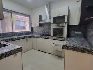 EN VENTA AMPLIO DEPARTAMENTO REMODELADO EN PLANTA ALTA EN URBANIZACION SINGAPUR KM. 5 VÍA SAMBORONDÓN