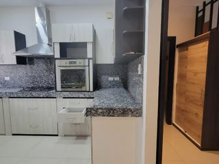 EN VENTA AMPLIO DEPARTAMENTO REMODELADO EN PLANTA ALTA EN URBANIZACION SINGAPUR KM. 5 VÍA SAMBORONDÓN