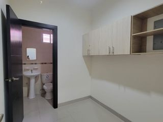 EN VENTA AMPLIO DEPARTAMENTO REMODELADO EN PLANTA ALTA EN URBANIZACION SINGAPUR KM. 5 VÍA SAMBORONDÓN