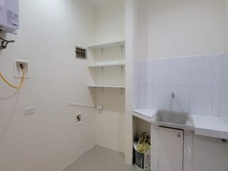 EN VENTA AMPLIO DEPARTAMENTO REMODELADO EN PLANTA ALTA EN URBANIZACION SINGAPUR KM. 5 VÍA SAMBORONDÓN