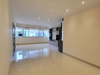 EN VENTA AMPLIO DEPARTAMENTO REMODELADO EN PLANTA ALTA EN URBANIZACION SINGAPUR KM. 5 VÍA SAMBORONDÓN