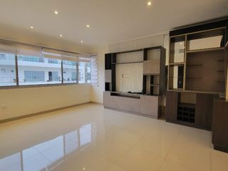 EN VENTA AMPLIO DEPARTAMENTO REMODELADO EN PLANTA ALTA EN URBANIZACION SINGAPUR KM. 5 VÍA SAMBORONDÓN