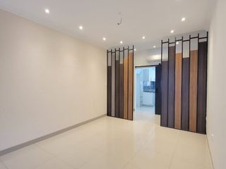 EN VENTA AMPLIO DEPARTAMENTO REMODELADO EN PLANTA ALTA EN URBANIZACION SINGAPUR KM. 5 VÍA SAMBORONDÓN