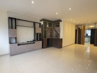 EN VENTA AMPLIO DEPARTAMENTO REMODELADO EN PLANTA ALTA EN URBANIZACION SINGAPUR KM. 5 VÍA SAMBORONDÓN