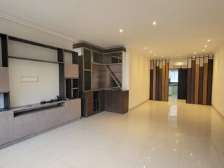 EN VENTA AMPLIO DEPARTAMENTO REMODELADO EN PLANTA ALTA EN URBANIZACION SINGAPUR KM. 5 VÍA SAMBORONDÓN