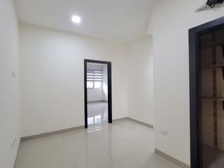 EN VENTA AMPLIO DEPARTAMENTO REMODELADO EN PLANTA ALTA EN URBANIZACION SINGAPUR KM. 5 VÍA SAMBORONDÓN