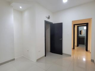 EN VENTA AMPLIO DEPARTAMENTO REMODELADO EN PLANTA ALTA EN URBANIZACION SINGAPUR KM. 5 VÍA SAMBORONDÓN