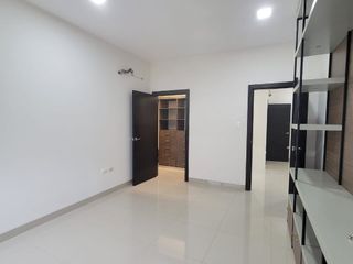 EN VENTA AMPLIO DEPARTAMENTO REMODELADO EN PLANTA ALTA EN URBANIZACION SINGAPUR KM. 5 VÍA SAMBORONDÓN