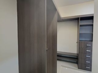 EN VENTA AMPLIO DEPARTAMENTO REMODELADO EN PLANTA ALTA EN URBANIZACION SINGAPUR KM. 5 VÍA SAMBORONDÓN