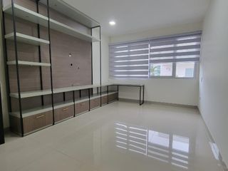 EN VENTA AMPLIO DEPARTAMENTO REMODELADO EN PLANTA ALTA EN URBANIZACION SINGAPUR KM. 5 VÍA SAMBORONDÓN