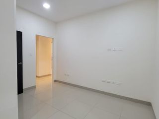 EN VENTA AMPLIO DEPARTAMENTO REMODELADO EN PLANTA ALTA EN URBANIZACION SINGAPUR KM. 5 VÍA SAMBORONDÓN