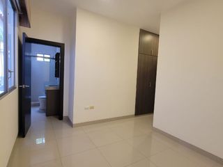 EN VENTA AMPLIO DEPARTAMENTO REMODELADO EN PLANTA ALTA EN URBANIZACION SINGAPUR KM. 5 VÍA SAMBORONDÓN