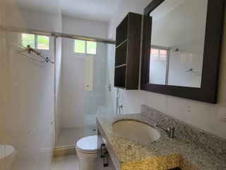 EN VENTA AMPLIO DEPARTAMENTO REMODELADO EN PLANTA ALTA EN URBANIZACION SINGAPUR KM. 5 VÍA SAMBORONDÓN