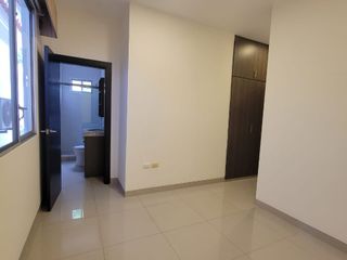 EN VENTA AMPLIO DEPARTAMENTO REMODELADO EN PLANTA ALTA EN URBANIZACION SINGAPUR KM. 5 VÍA SAMBORONDÓN