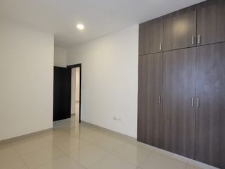 EN VENTA AMPLIO DEPARTAMENTO REMODELADO EN PLANTA ALTA EN URBANIZACION SINGAPUR KM. 5 VÍA SAMBORONDÓN