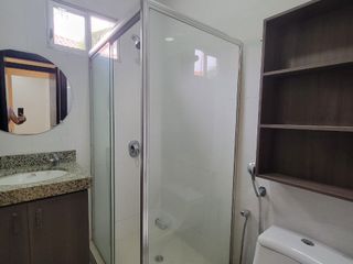 EN VENTA AMPLIO DEPARTAMENTO REMODELADO EN PLANTA ALTA EN URBANIZACION SINGAPUR KM. 5 VÍA SAMBORONDÓN