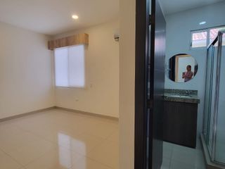 EN VENTA AMPLIO DEPARTAMENTO REMODELADO EN PLANTA ALTA EN URBANIZACION SINGAPUR KM. 5 VÍA SAMBORONDÓN