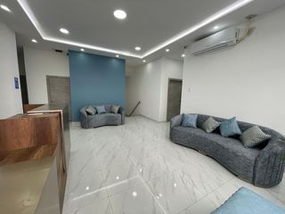 Foto 4 de consultorio amoblado de alquiler en manta