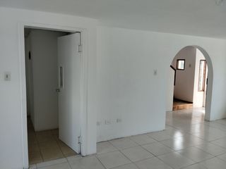 Foto 8 de Venta de casa ubicada en el sector de El Inca a 100 m del Banco del Pacifico.