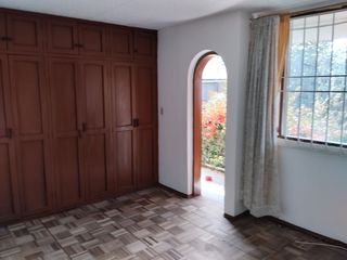 Foto 5 de Venta de casa ubicada en el sector de El Inca a 100 m del Banco del Pacifico.