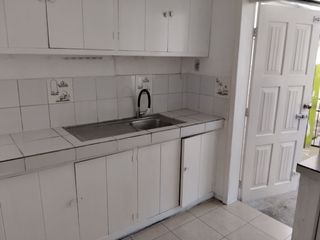 Foto 10 de Venta de casa ubicada en el sector de El Inca a 100 m del Banco del Pacifico.