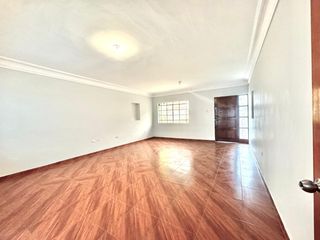 Vendo amplio Departamento piso 1, de 200m, 4 Dormitorios, 3 baños, área de servicio, cochera.