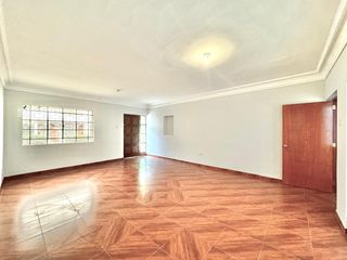 Vendo amplio Departamento piso 1, de 200m, 4 Dormitorios, 3 baños, área de servicio, cochera.